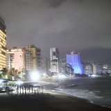 De grosses vagues se fracassent sur les plages d'Acapulco. KEYSTONE/EPA/DAVID GUZMAN